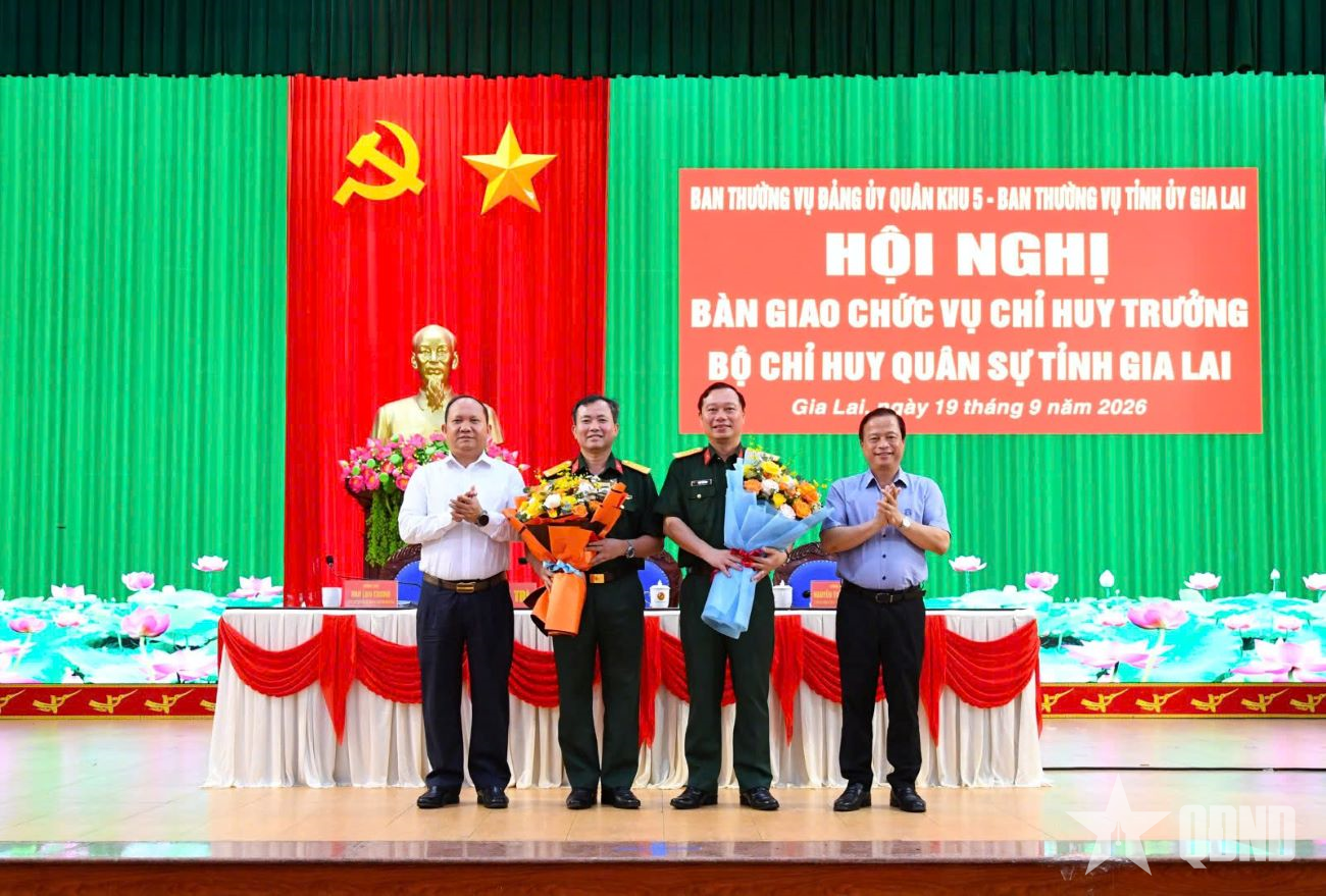 Bàn giao chức vụ Chỉ huy trưởng Bộ CHQS tỉnh Gia Lai